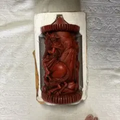 赤い騎士と馬の彫刻オブジェ