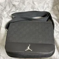 【美品】NIKE ジョーダン モノグラム メッセンジャーバッグ
