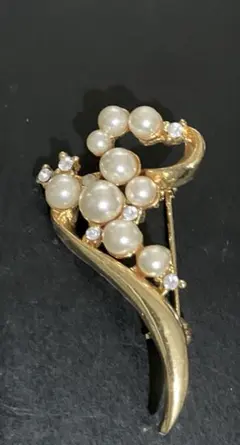 パールとゴールドのエレガントブローチ
