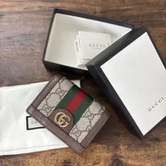 GUCCI 二つ折り財布 GGロゴ付き