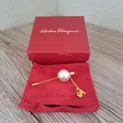 Salvatore Ferragamo パール ブローチ