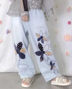 ScoLar(スカラー) パッチワークお花アップリケデニムパンツのサムネイル