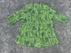 緑色と黒のパターン 五分袖シャツ