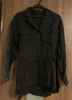 黒い長袖シャツ ウエストリボン付き