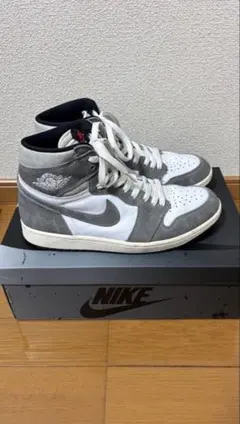 AJ 1 Retro High OG Black and Smoke Greyのサムネイル