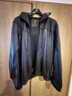 アルファ インダストリーズのレザーフーデッドジャケット（マウンテンパーカー）