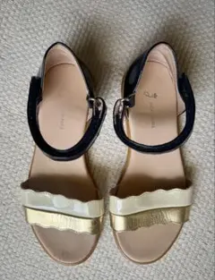 キッズサンダル 黒 白 金 スカラップデザイン