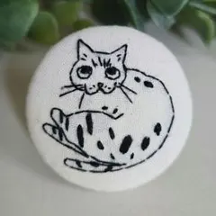 #844　猫　刺繍ブローチ　ハンドメイド　くるみボタン