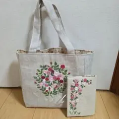 ミニバラの刺繍　ハンドメイドのトートバッグとブックカバー