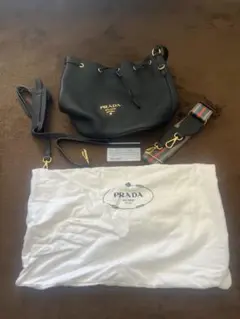 PRADA ブラックバケットバッグ