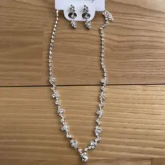 【新品未使用】キラキラ輝くピアス＆ネックレス　パーティにも