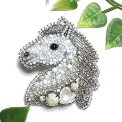 馬　午年　干支　ビーズ刺繍　ブローチ　ハンドメイド　ビーズブローチ　刺繍ブローチ