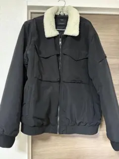 Bershka ボア襟付き黒ジャンパー