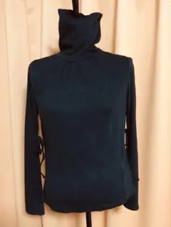 黒のタートルネックプルオーバー
