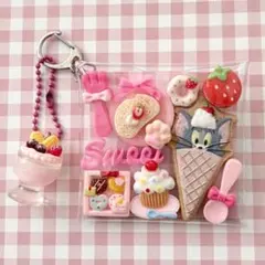 ガチャ詰めポーチ　イチゴとケーキとアイスなトム