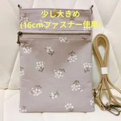 少し大きめスマホポーチ　花柄　くすみラベンダー　【ハンドメイド】