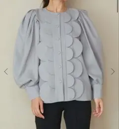未使用級　SEVEN TEN スカラップブラウス　セブンテン　グレーのサムネイル