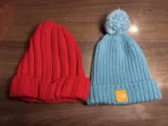 赤と青のポンポン付きニット帽