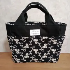 ハンドメイドサイドポケット付きトートバッグ前ポケット付き手提げ刺繍生地黒花柄