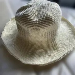 クリーム色の編み物バケットハット