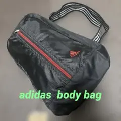 adidas ボディバッグ Black.赤ジッパー