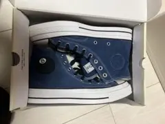 ネイビー ハイカットスニーカー 8のロゴ付き