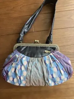 ハンドバッグ　がま口型