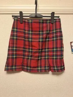 赤と黒のチェック柄プリーツスカート