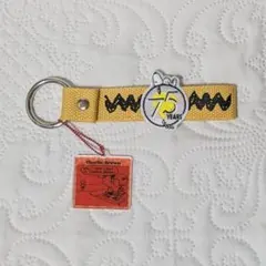 [PEANUTS] 75周年 チャーム付き 刺繍タグキーホルダー チャーリー