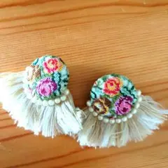 LES CHATS CHAM ハンドメイド花柄刺繍ピアス