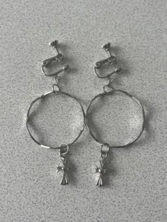 シルバー フープイヤリング クロスチャーム付き イヤリング