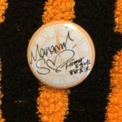 重留真波サイン缶バッチ