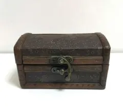 装飾的な木製小物入れ