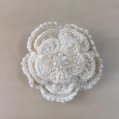 アイボリー 花形ブローチ ビーズ付き