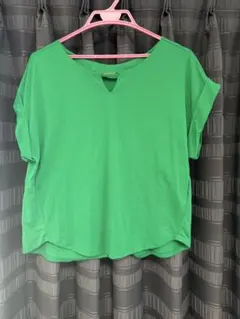 グリーン Vネック カットアウト Tシャツ