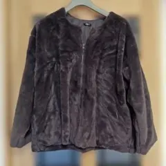 大きいサイズノーカラーSUREVE ダークグレー ファー風ジャケット