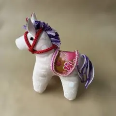 手作りの薄いピンクの馬のぬいぐるみ