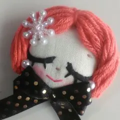 ハンドメイド くるみボタン 女の子 刺繍 立体 ブローチ 563