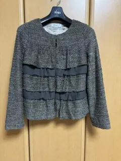 マリアーニ　　ノーカラージャケット 11号 フリルが可愛い　グレー(ラメ入り)