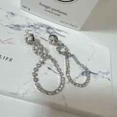 クリスタル装飾のドロップ型イヤリング