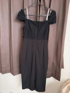 オフショルダー タイトフィット 黒ドレス