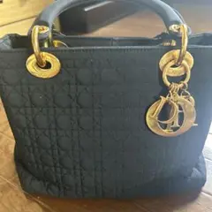 黒いキルティングハンドバッグ ゴールド金具付き