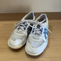 体育館シューズ