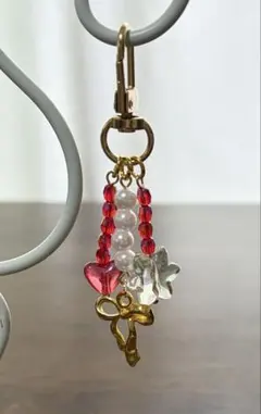 ゴールドリボンと赤いハートの大人可愛いチャーム　キーホルダー ハンドメイド