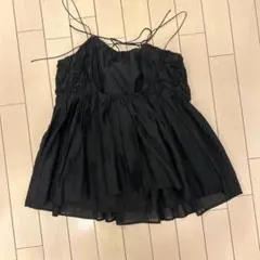 beams 黒 フリル付きキャミソール