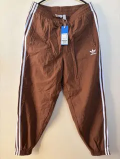 アディダス　adidas ウーブン ファイヤーバードトラックパンツ　ブラウン