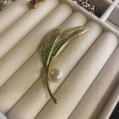 葉デザイン ブローチ