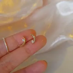 ラスト一点ゴールド三日月型ピアス気品上品ワンポイント月