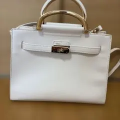 ホワイトハンドバッグ ゴールド金具付き
