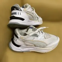 PUMA スニーカー ホワイト グレー レディース　23.5㎝レディースのサムネイル